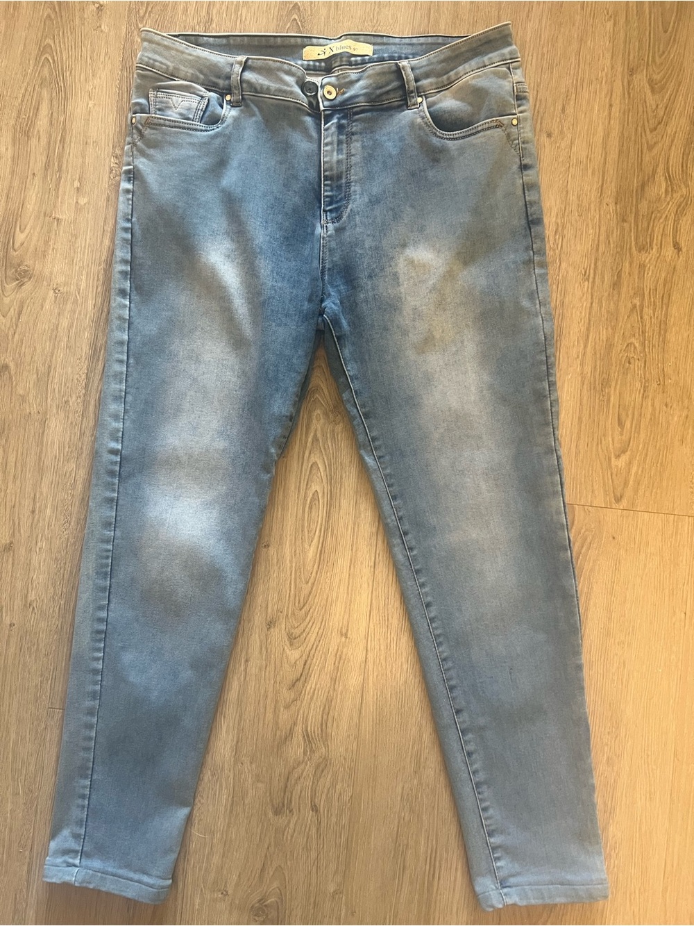 Women’s Straight Leg Jeans in Light Blue